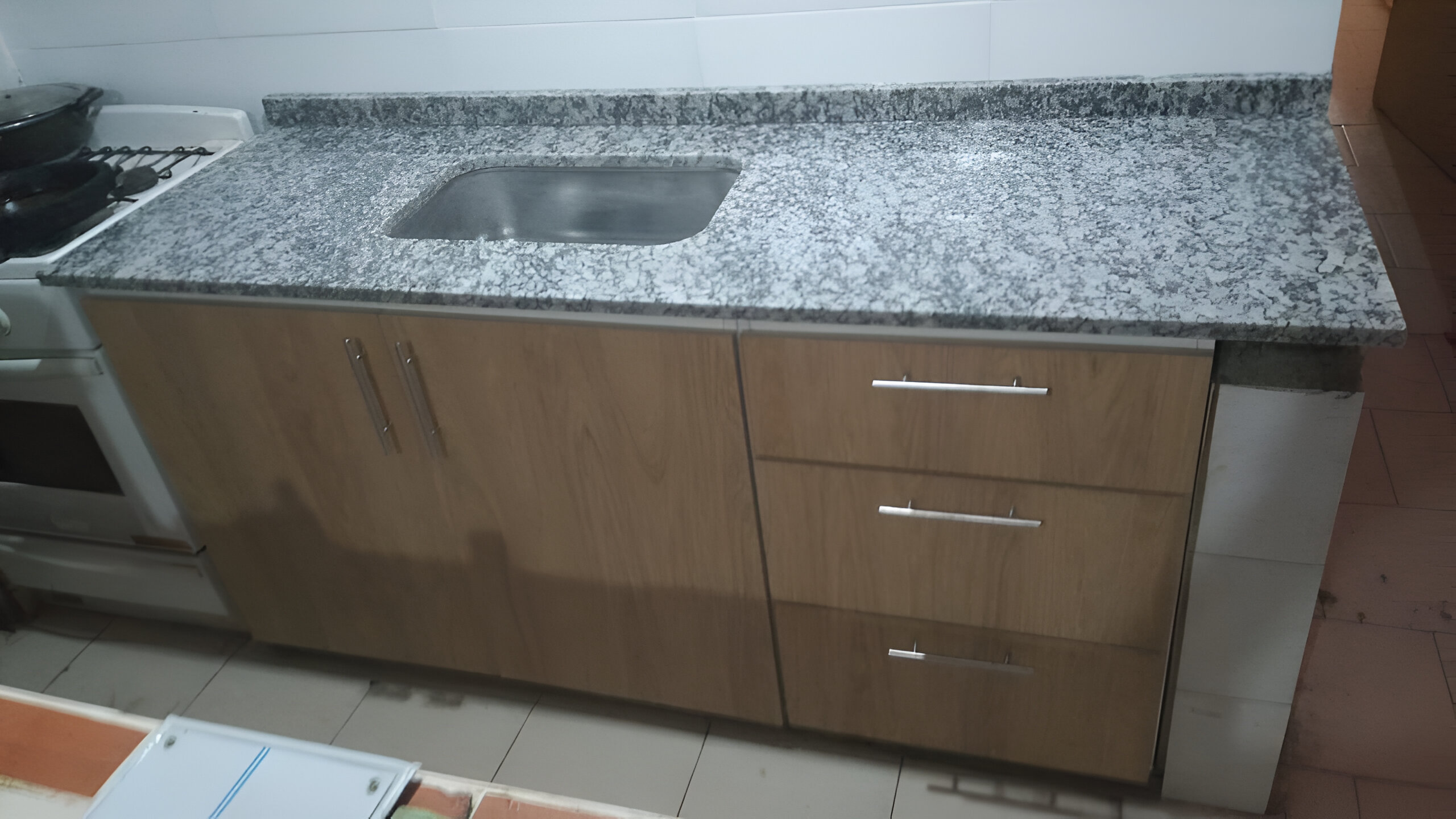 Amoblamiento de cocina minimalista con encimeras de granito y gabinetes lisos